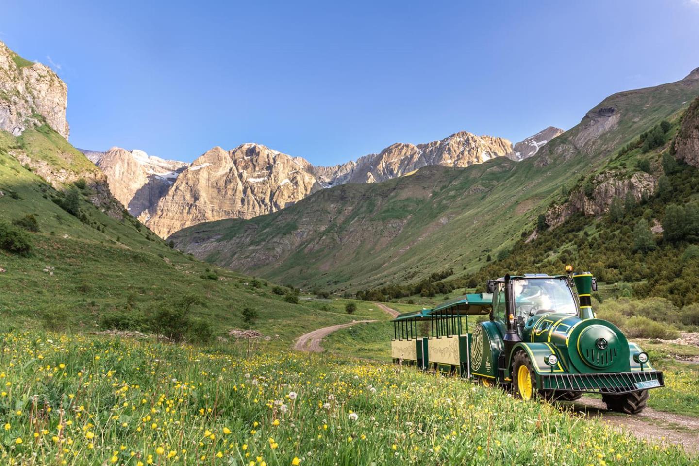 Atico Anayet L Wifi L Vistas L Abuhardillado L Trastero * Panticosa